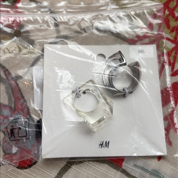 2 Clear Geometric Statement Ring m/l still in package - Picture 4 of 5